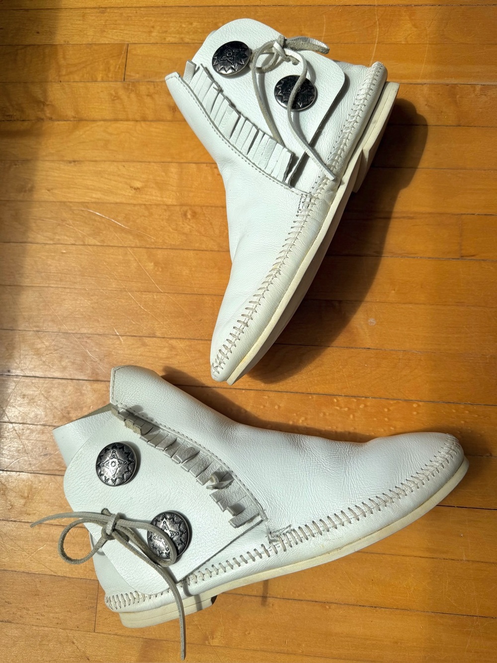 Vintage White Moccasins Fringe Ankle Boots Size 9 Booties Concho Shoes Leather
